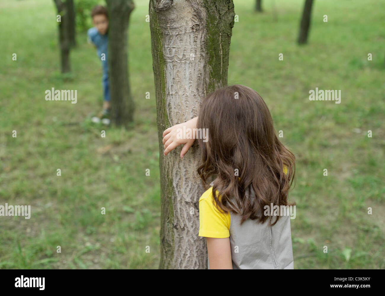 Rumänien, Kinder spielen verstecken und suchen Stockfoto