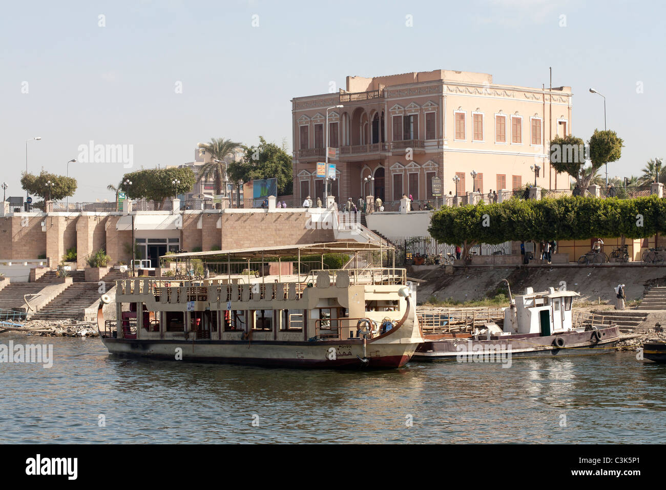 Luxor-Fähre angedockt am Westufer, Ostufer mit Stadt im Hintergrund, Luxor, Ägypten, Afrika Stockfoto