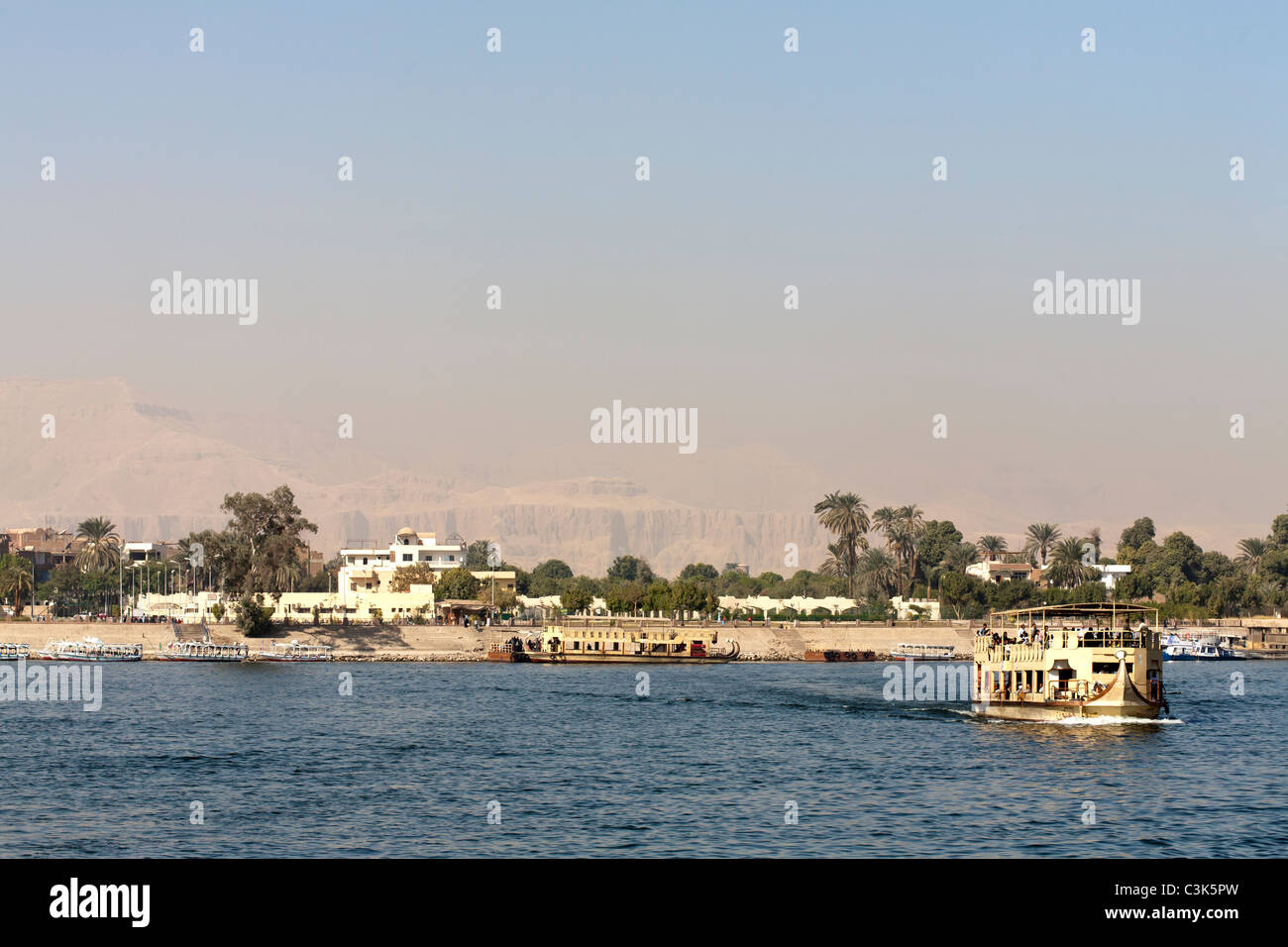 Luxor lokalen Fährüberfahrt vom Ostufer zum Westufer mit Bergen im Hintergrund, Luxor, Ägypten, Afrika Stockfoto