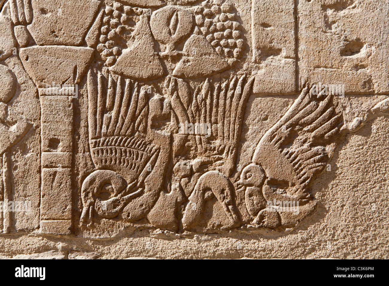 Nahaufnahme der humanitären Arbeit an Wänden der Kolonnade von Amehotep III Luxor Tempel Ägyptens Stockfoto