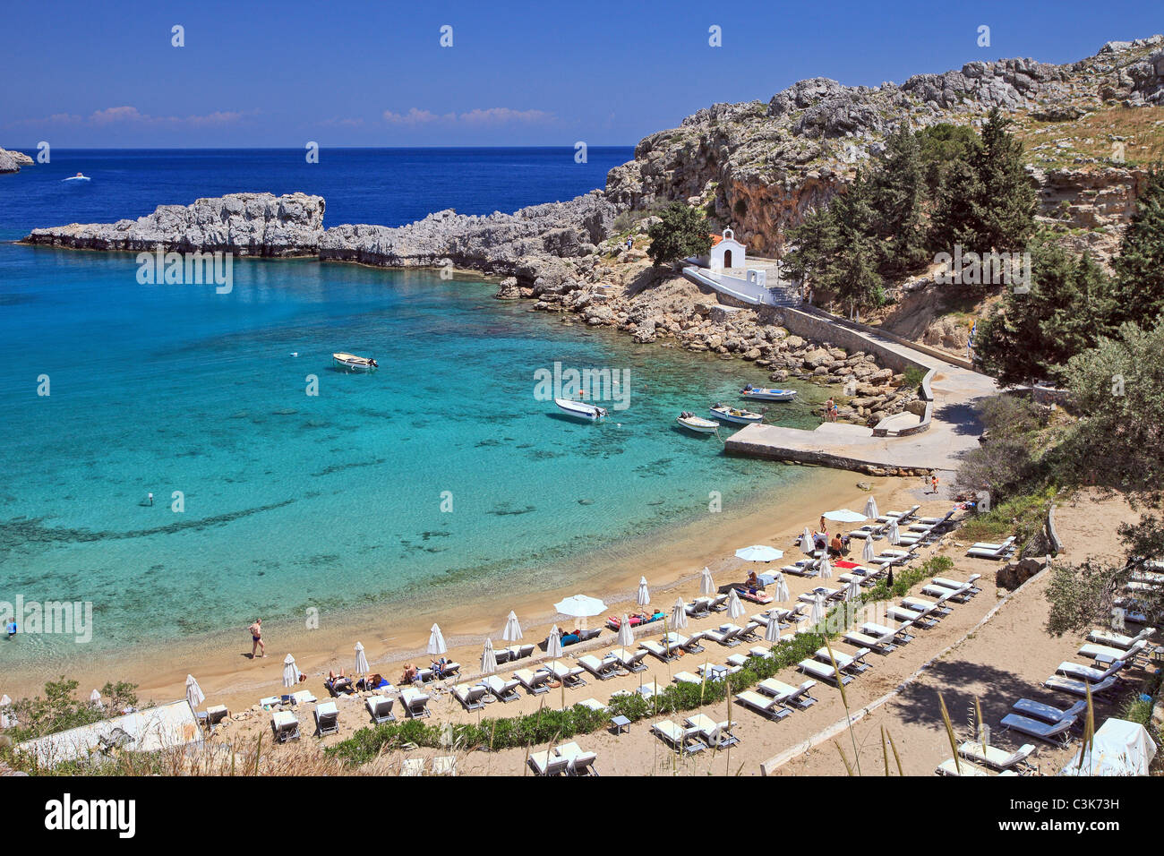 Rhodos. St. Pauls Bay am Fuße der Akropolis von Lindos mit der Kirche von Saint Paul. Stockfoto