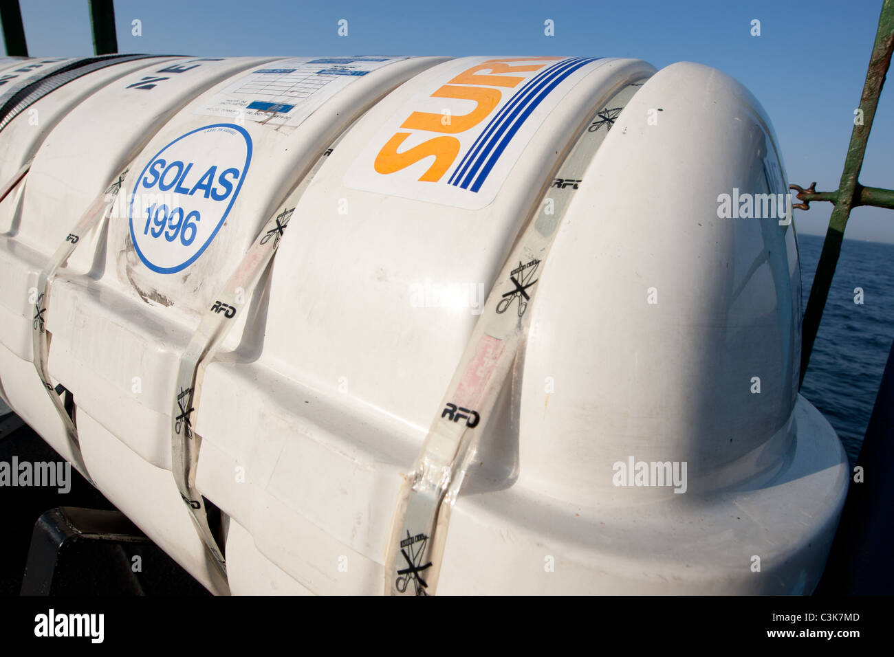 Notfall selbst bereitstellen und selbst aufblasende Rettungsinsel auf dem Schiffsdeck eines auf hoher See. Stockfoto