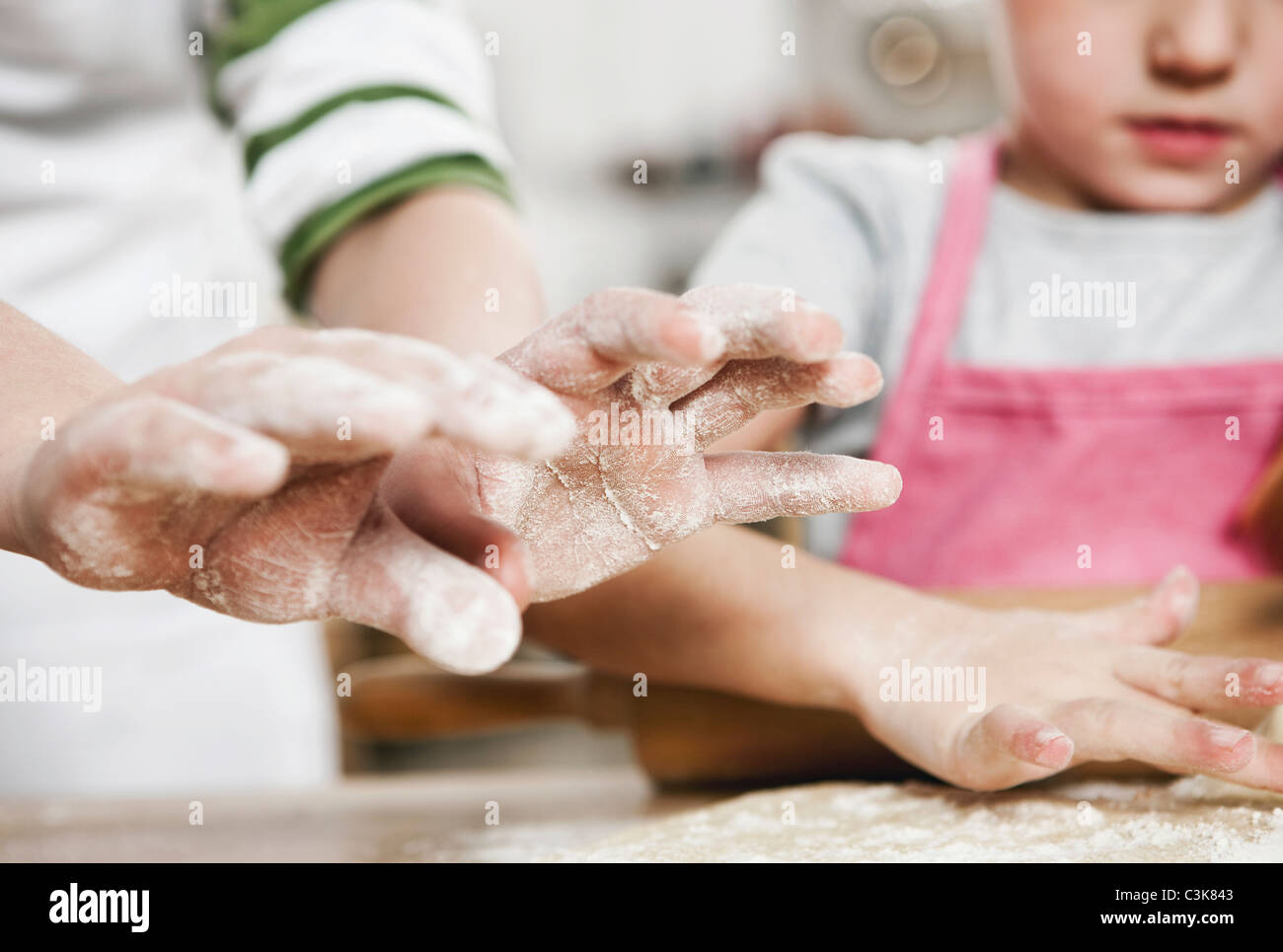 Deutschland, Köln, jungen und Mädchen auf Küchenarbeitsplatte Teig Rollen Stockfoto