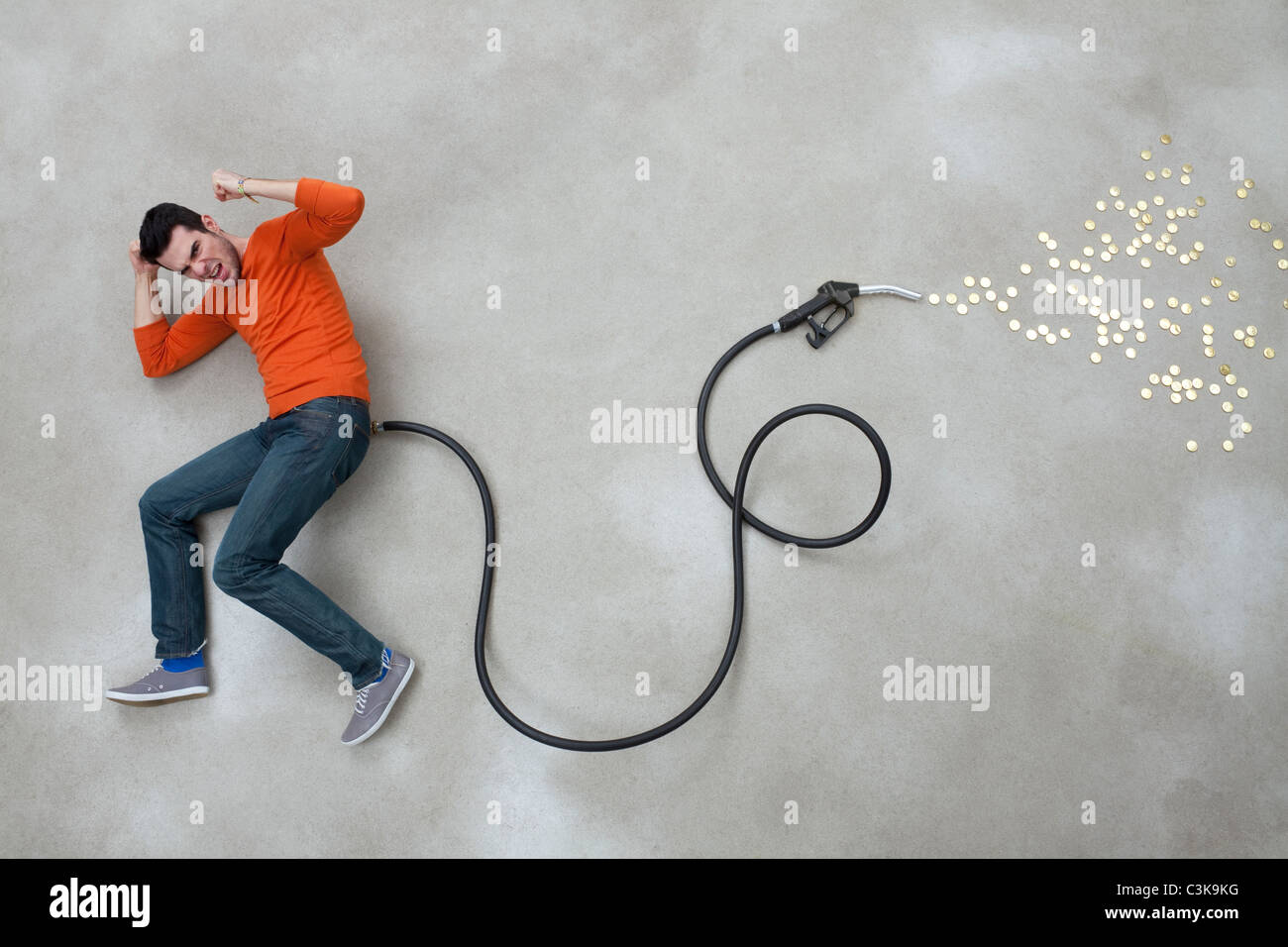 Junger Mann liegend auf industriellen Schlauch Stockfoto