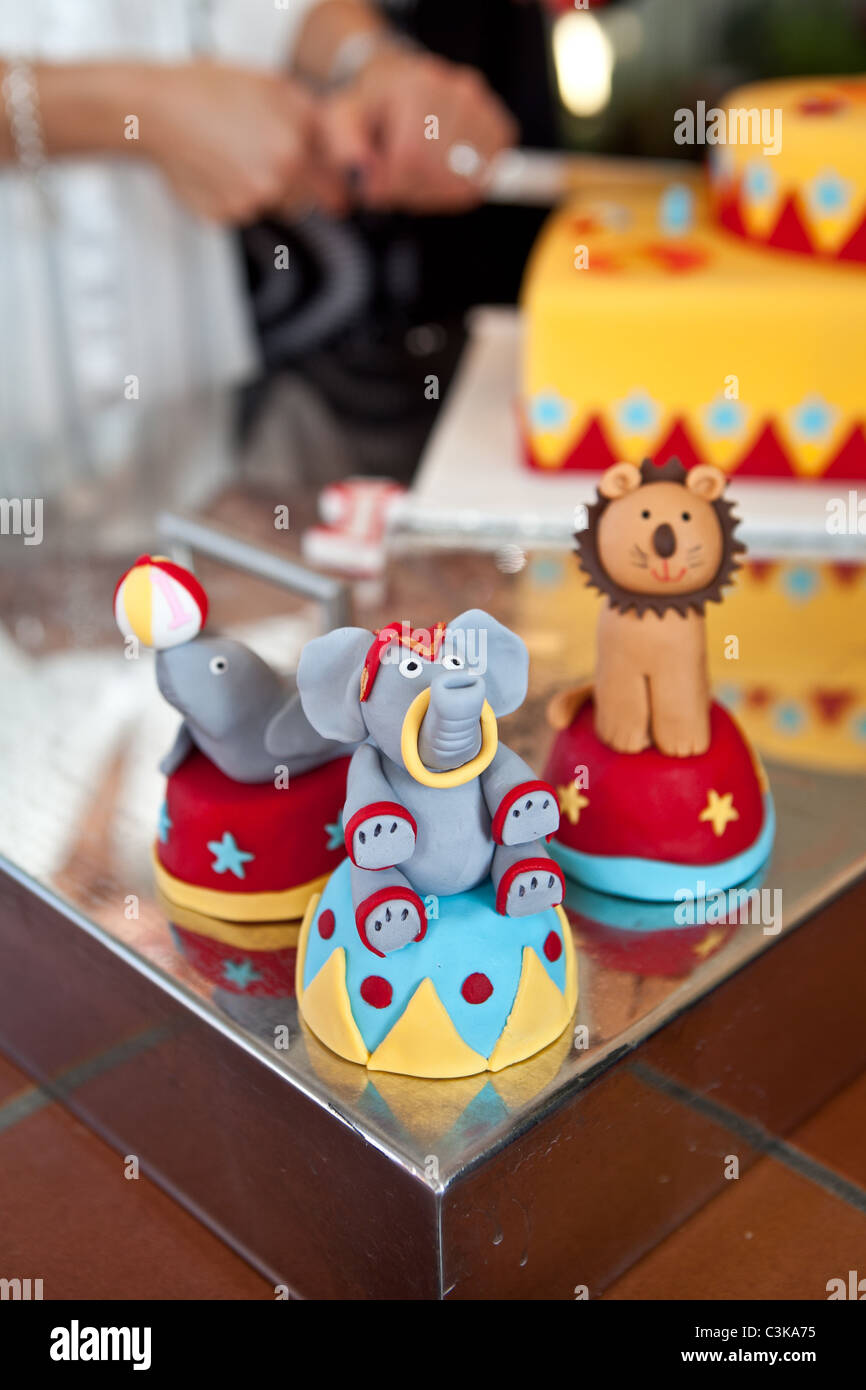 Kuchen Dekorationen aus einer Geburtstagstorte Stockfoto
