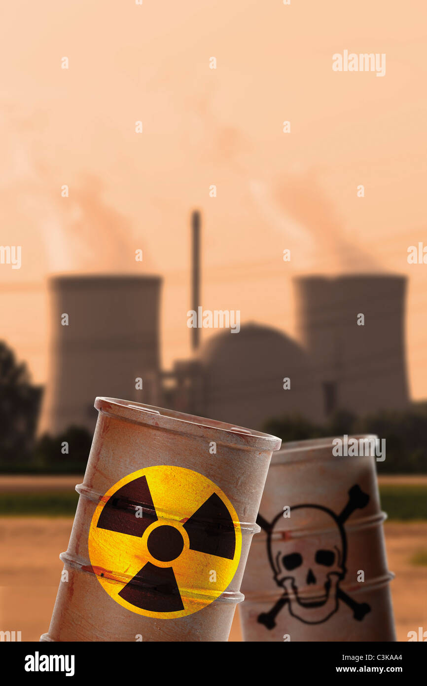 Fässer mit Anzeichen von Totenkopf und Radioaktivität vor Kernreaktor Stockfoto