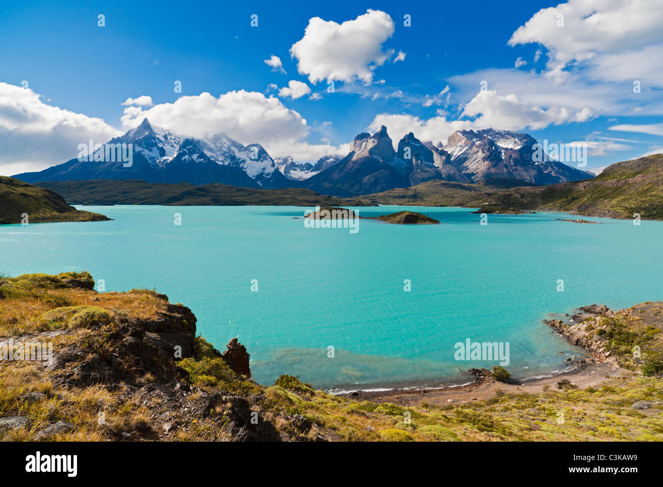 Südamerika, Chile, Patagonien, Blick auf Cuernos del Paine mit See Pehoe Stockfoto