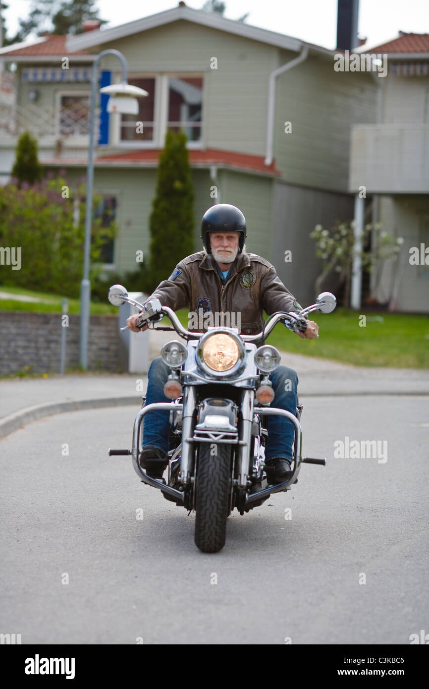 Senior woman auf Oldtimer Motorrad Stockfoto