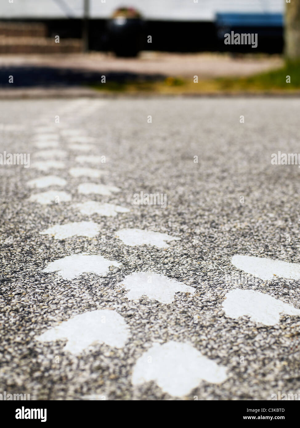 Nahaufnahme der Ablaufverfolgung auf asphalt Stockfoto