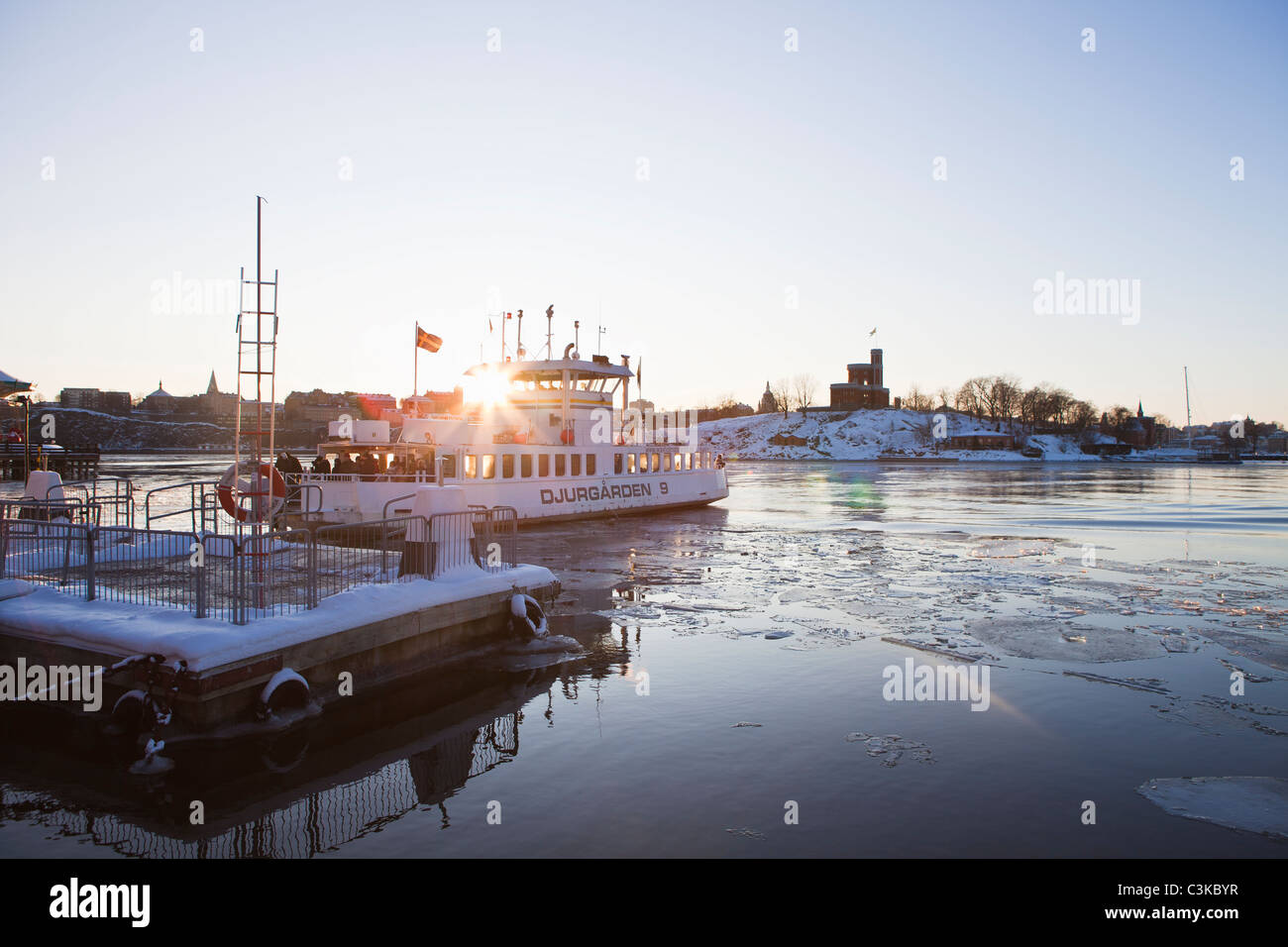 Boot am Meer in der Abenddämmerung Stockfoto