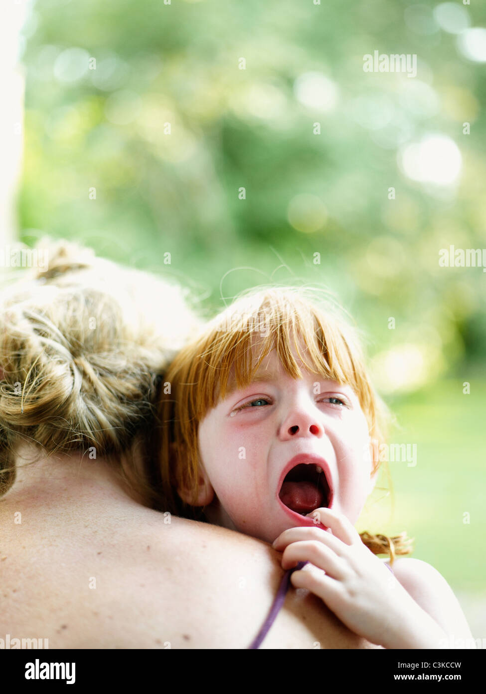 Mutter tröstet weinende Tochter Stockfoto