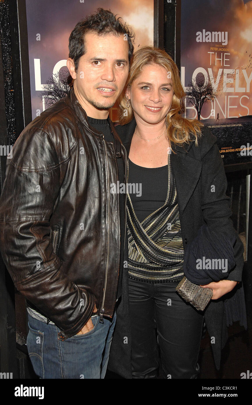 John Leguizamo und seiner Frau Justine Maurer Special Screening von "The Lovely Bones" an der Paris Theatre New York City, USA- Stockfoto