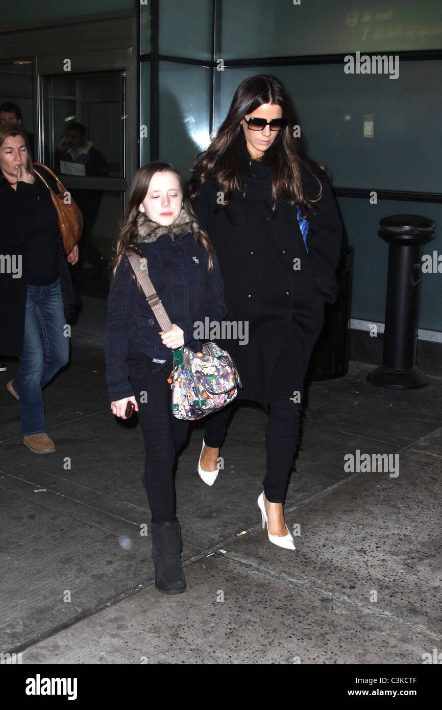 Kate Beckinsale kommt am Flughafen JFK mit ihrer Tochter Lily Mo Sheen