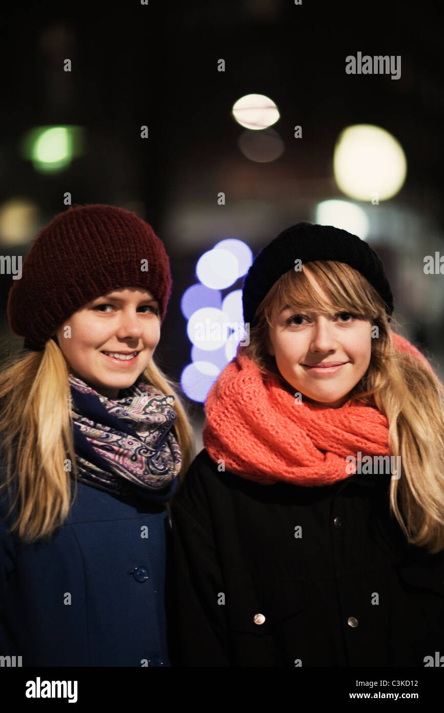 Porträt von zwei Mädchen im Teenageralter in Winterkleidung Stockfoto
