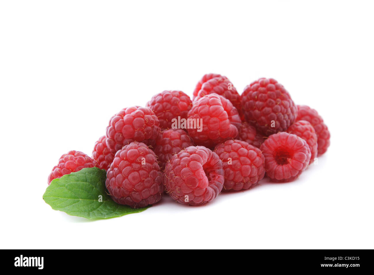 Haufen von feinen Himbeeren. Alle isoliert auf weißem Hintergrund. Stockfoto