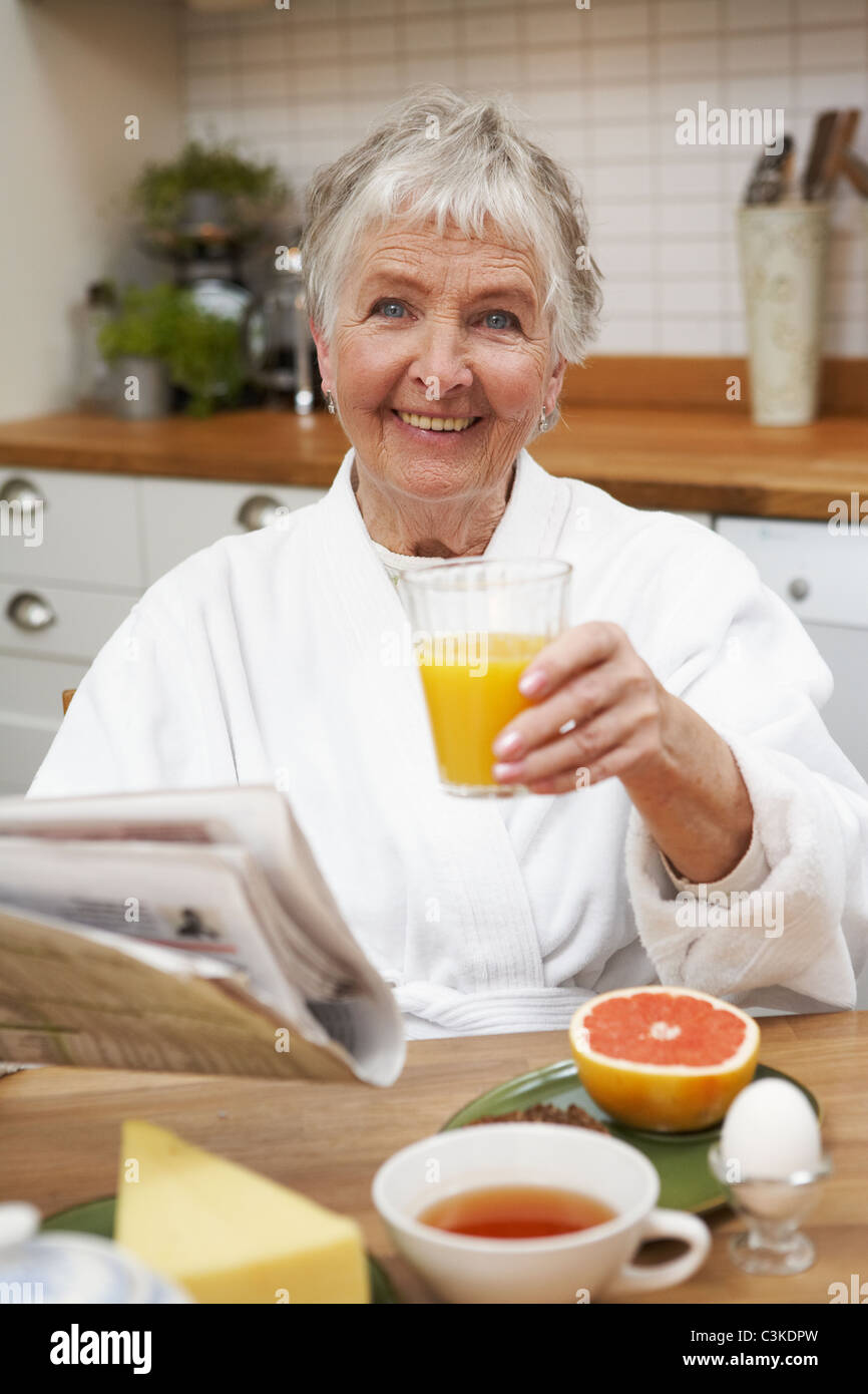 Eine ältere Frau, die Ihr Frühstück, Schweden. Stockfoto