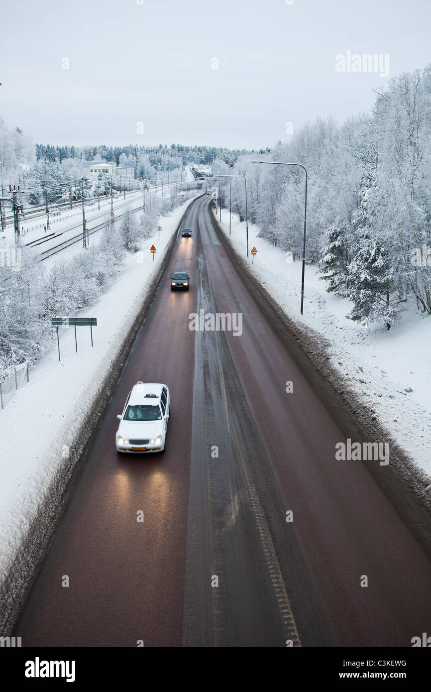 Auto bewegen Straße im winter Stockfoto