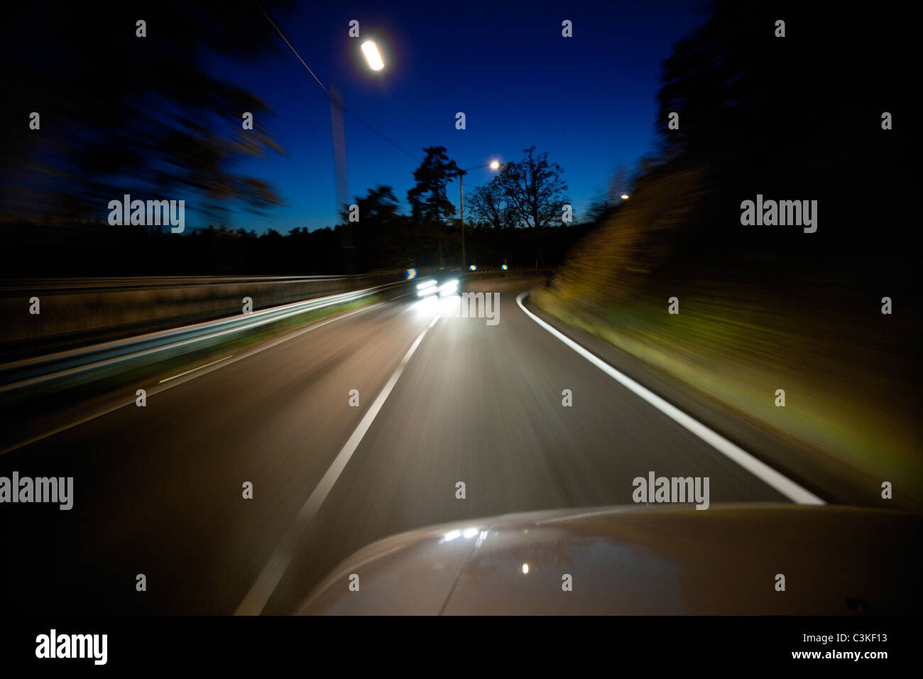 Ansicht der Straße vom Auto in der Nacht Stockfoto