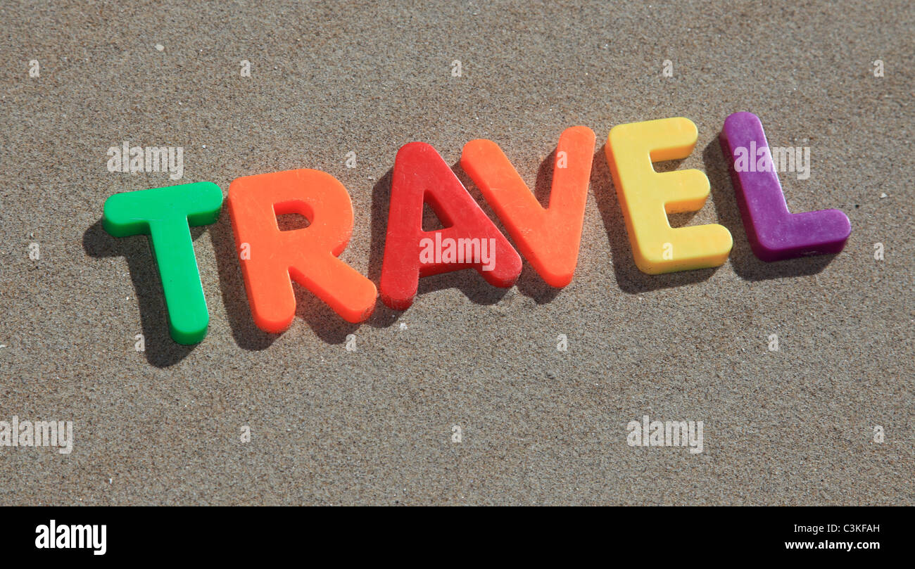 Der Begriff entspannen in bunten Buchstaben auf dem Sand geschrieben. Stockfoto