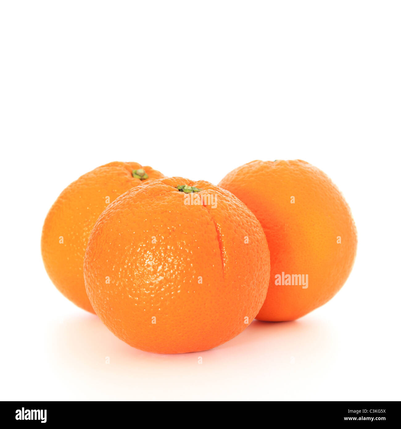 Feine Reife Orangen. Alle auf weißem Hintergrund. Stockfoto