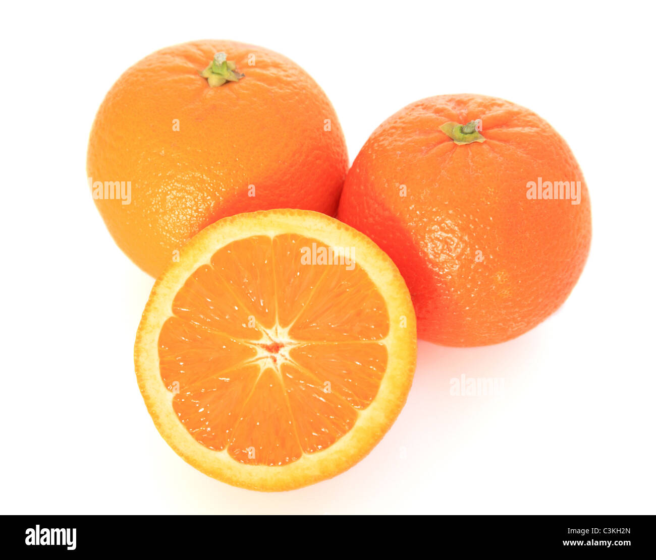 Drei saftige Reife Orangen. Alle auf weißem Hintergrund Stockfoto