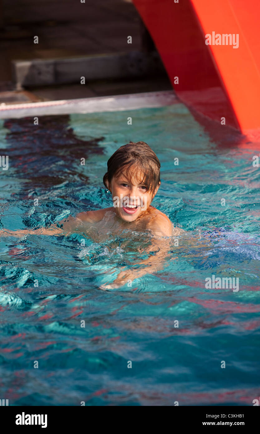 Junge, Schwimmen im Schwimmbad Stockfoto