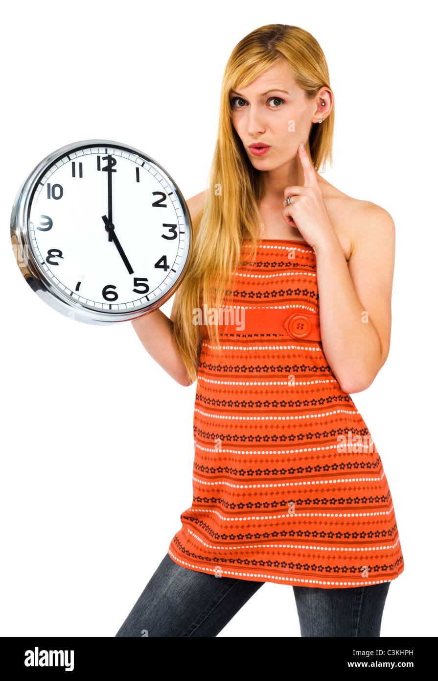Junge Frau hält eine Uhr und denken über weißen isoliert Stockfoto
