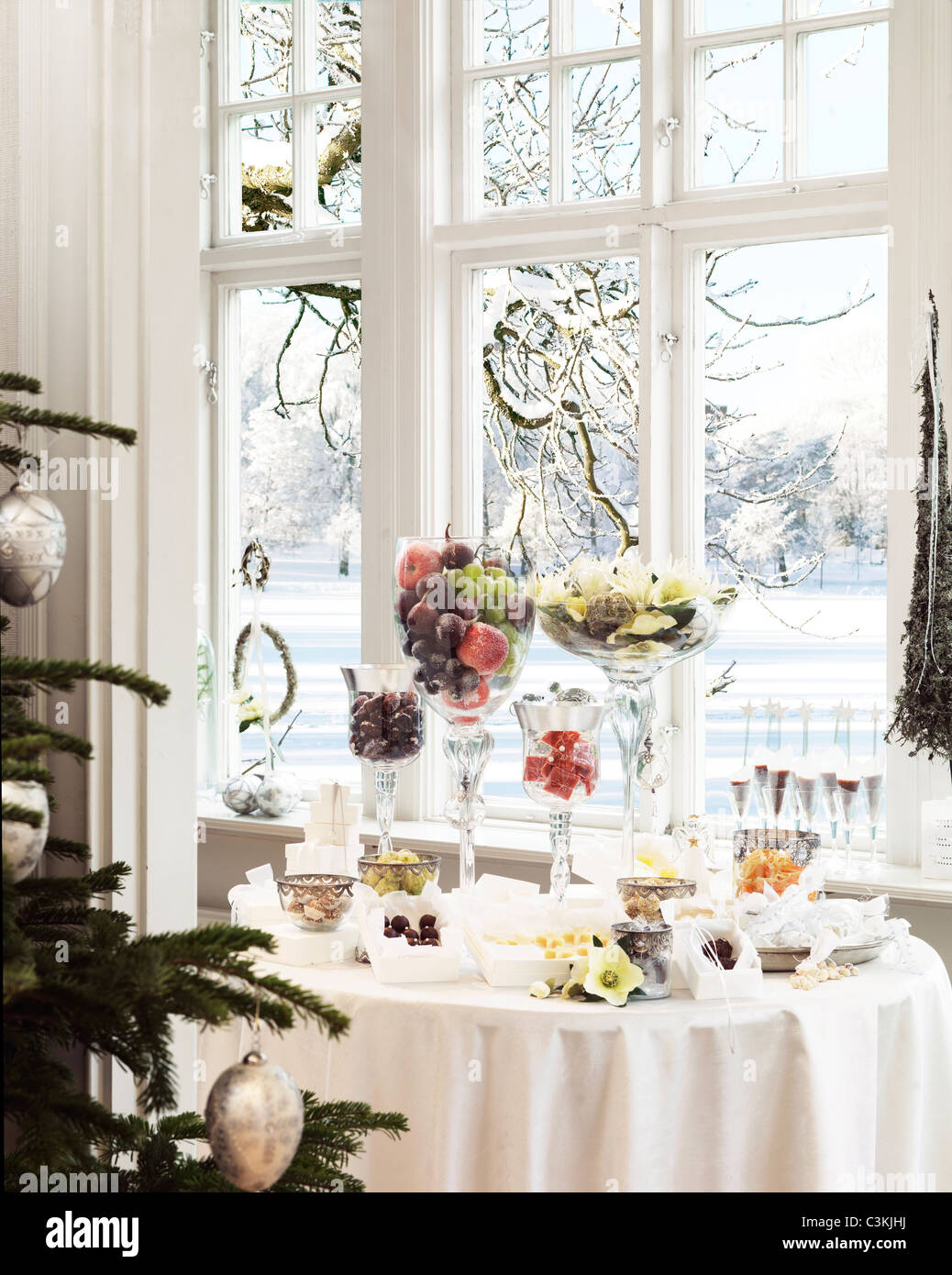 Weihnachtsdinner am Tisch Stockfoto
