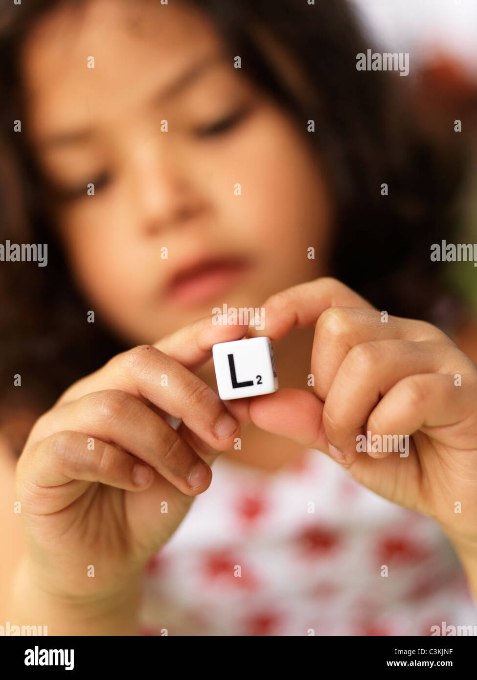 Mädchen spielen mit Spielzeug-block Stockfoto