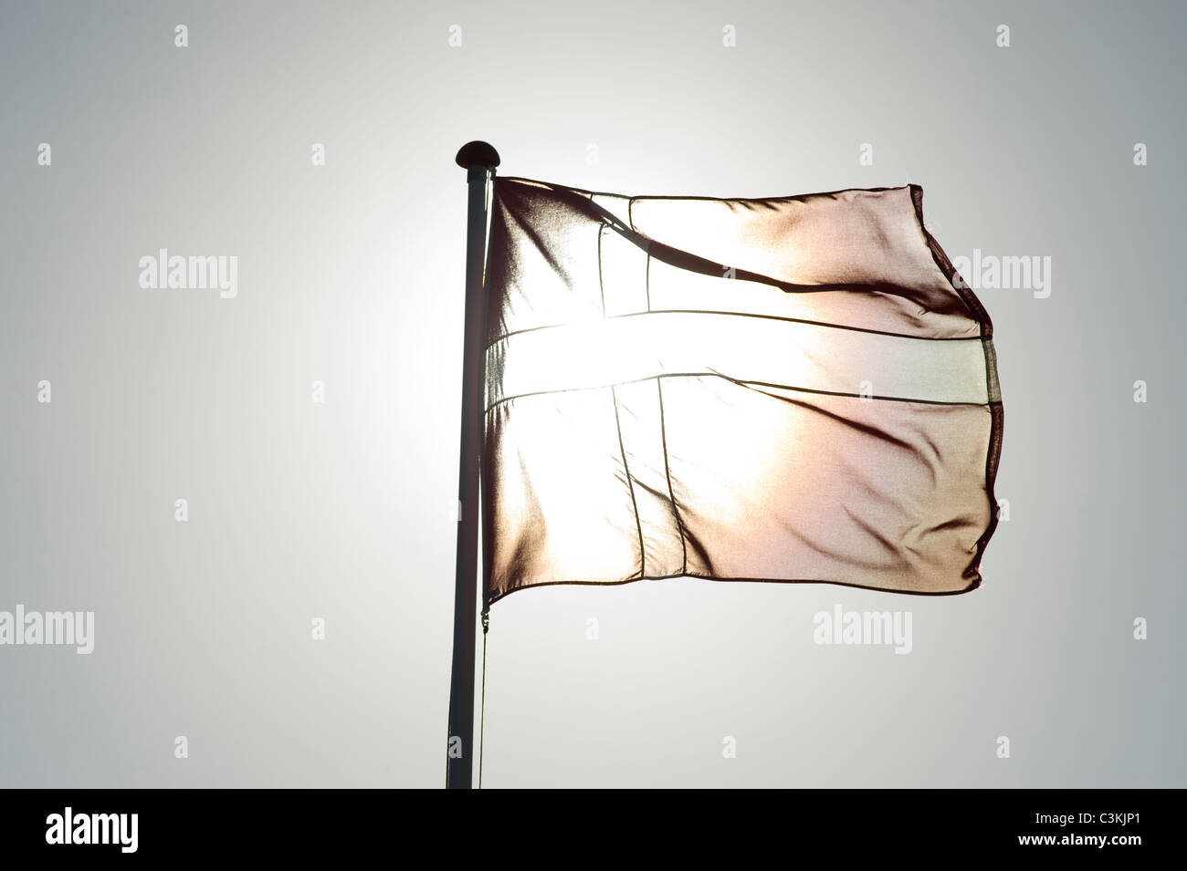 Flagge von Dänemark gegen Sonne Stockfoto
