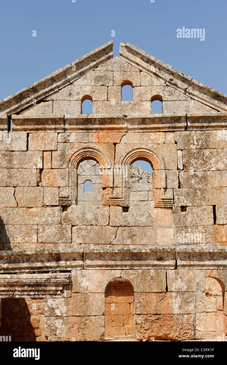 Blick auf die intakte Fassade der Römer Bäder an der Toten byzantinischen Stadt Serjilla im nordwestlichen Syrien. Stockfoto
