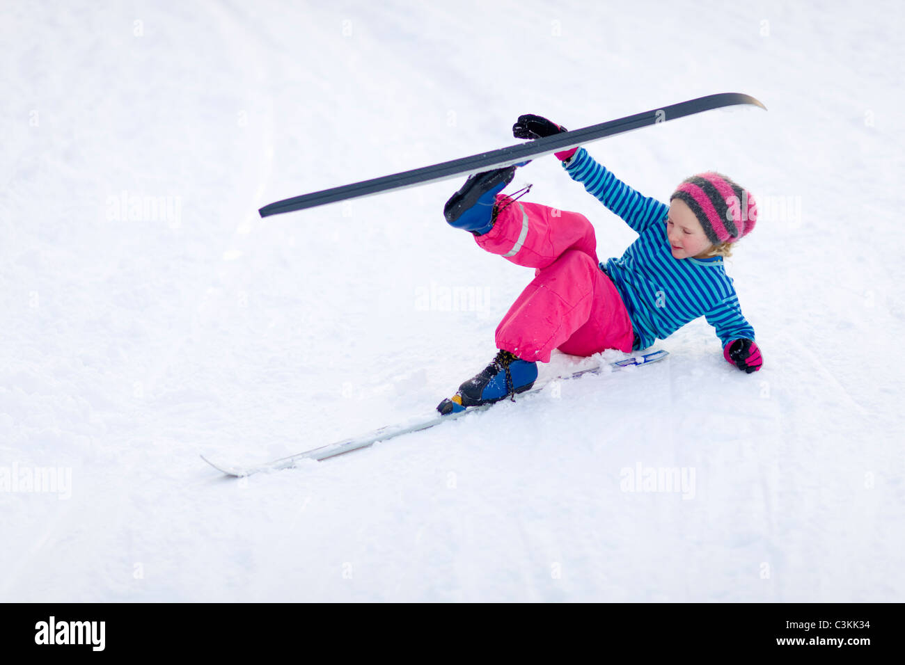 Junges Mädchen Ski einstellen Stockfoto