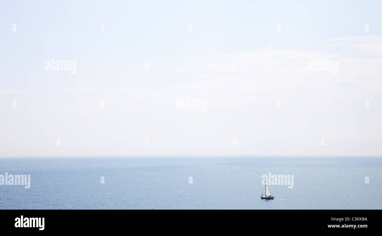 Segelboot am Meer Stockfoto
