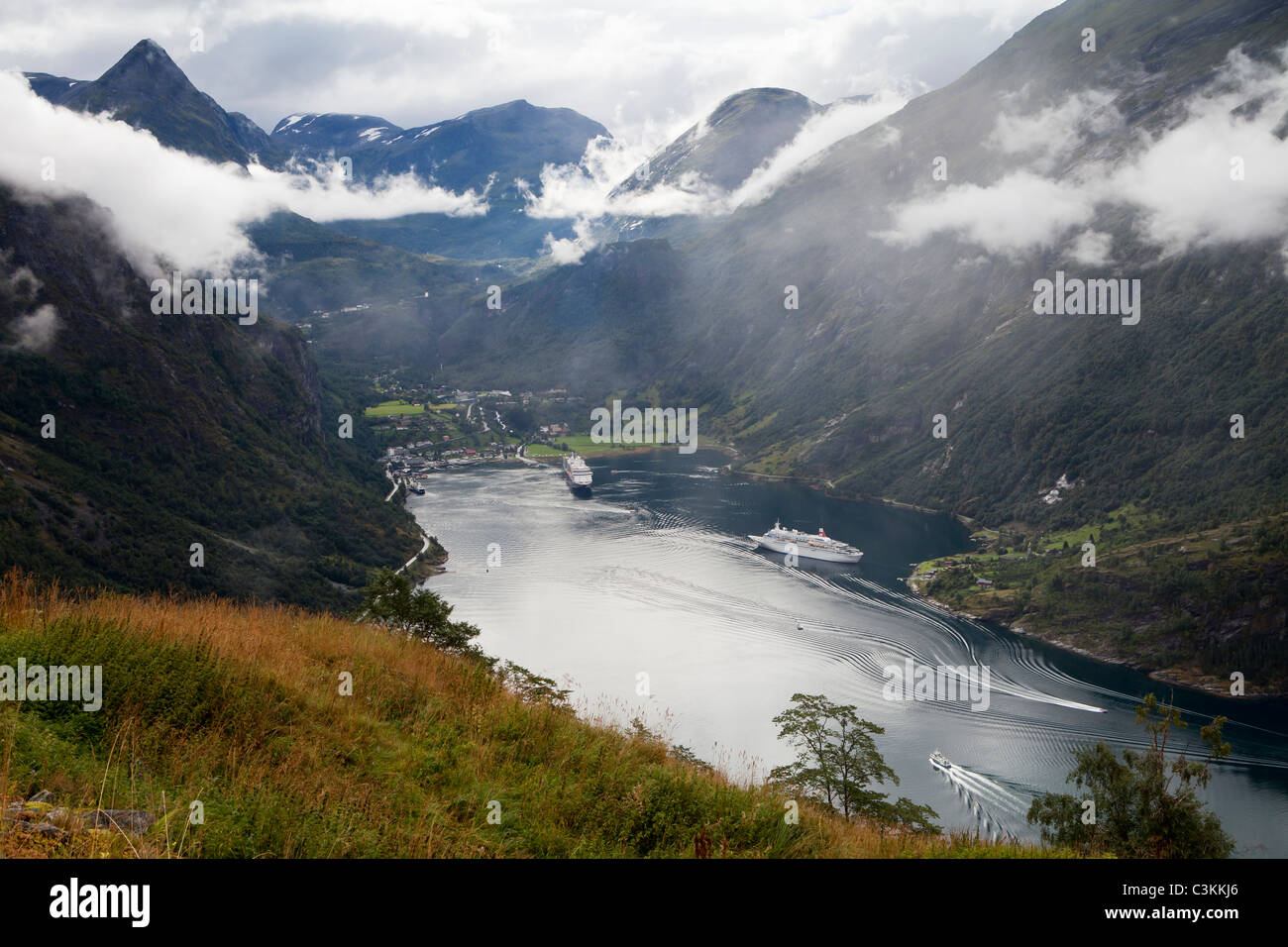 Blick auf Fjord mit Bergen Stockfoto