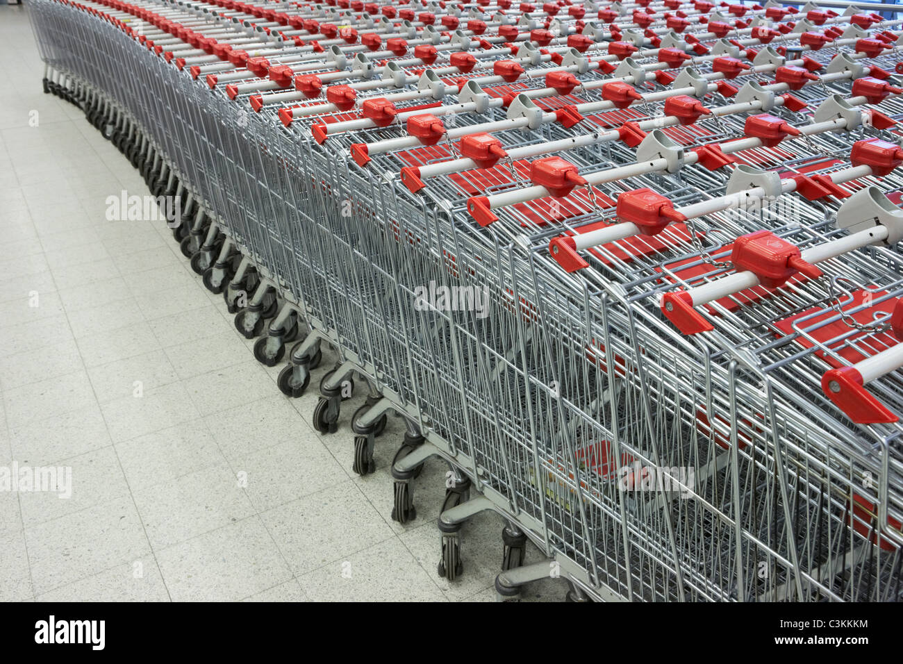 Große Gruppe von Einkaufswagen Stockfoto