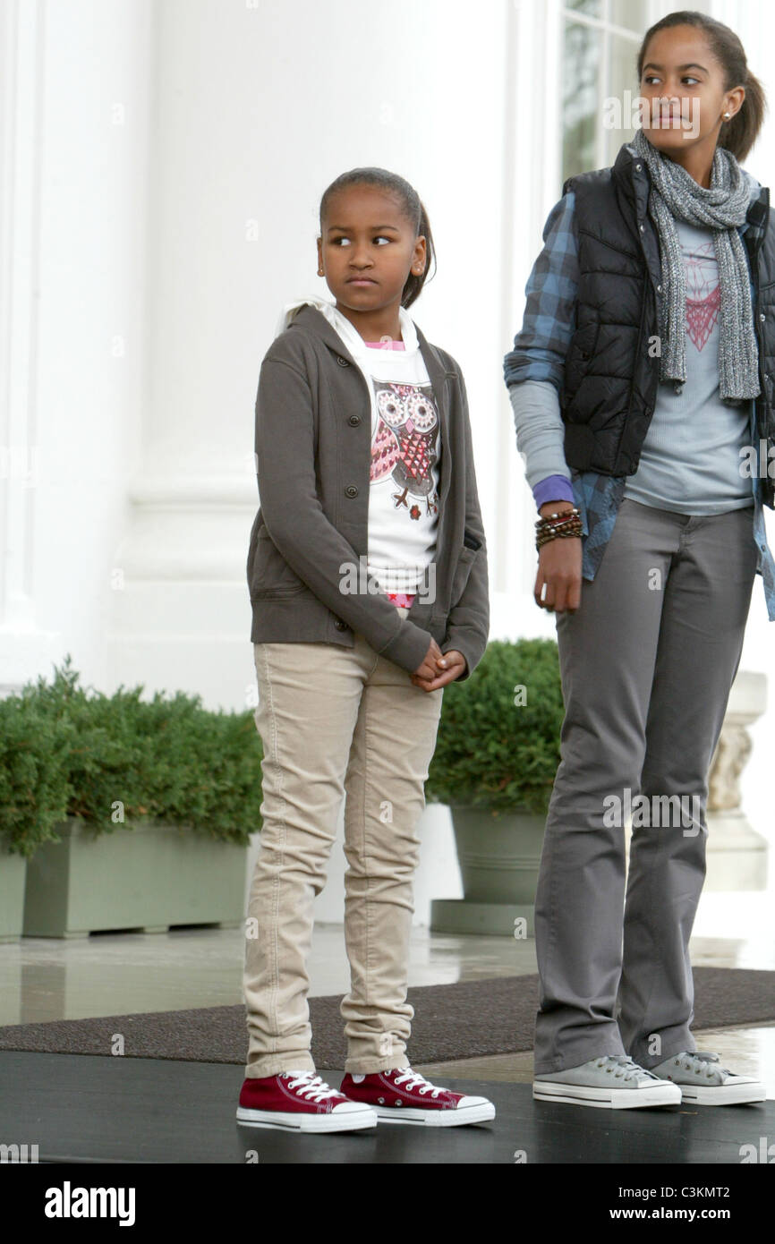 picture Malia Obama https www alamy de stockfoto sasha obama malia obama prasident barack obama und seine tochter verzeihen courage die turkei ein thanksgiving tradition die 36698146 html