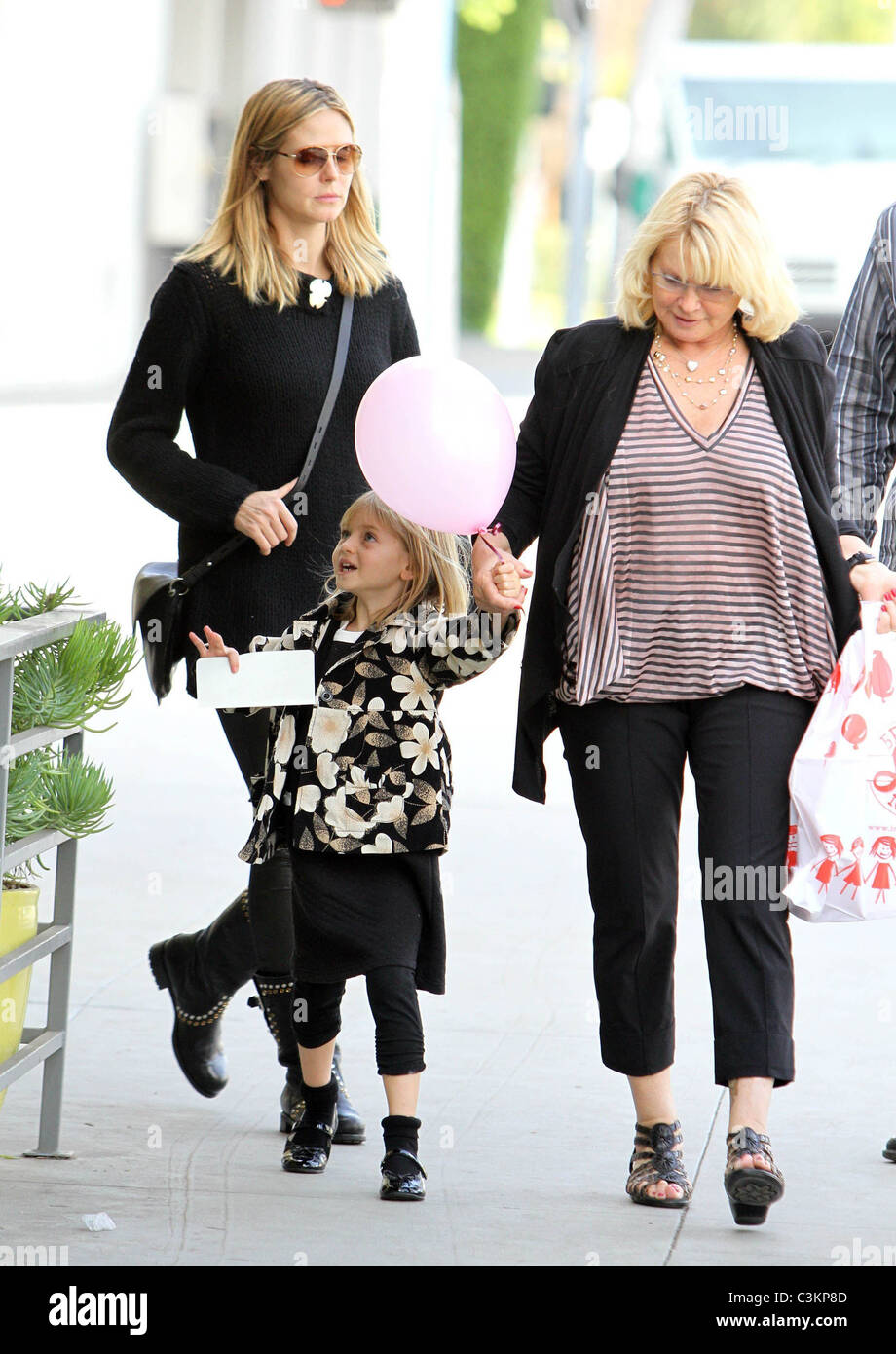 Heidi Klum Leni Klum Und Erna Klum Heidi Klum Geht Einkaufen Am Schwarzen Freitag Mit Ihrer Tochter Und Mutter Los Angeles Stockfotografie Alamy