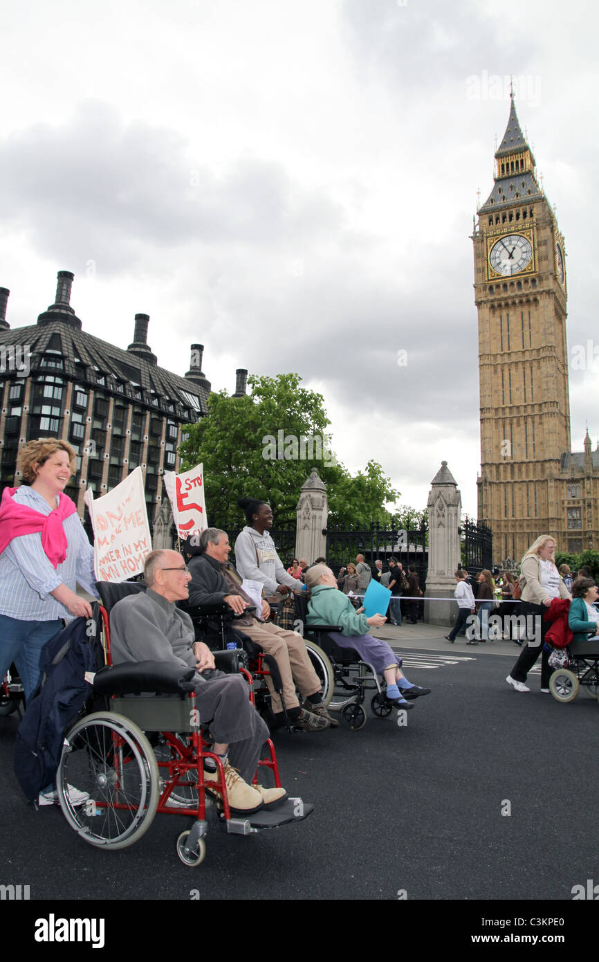 Kundgebung gegen Kürzungen im Haushalt für Menschen mit Behinderungen. Westminster, London, UK. 11. Mai 2011 Stockfoto