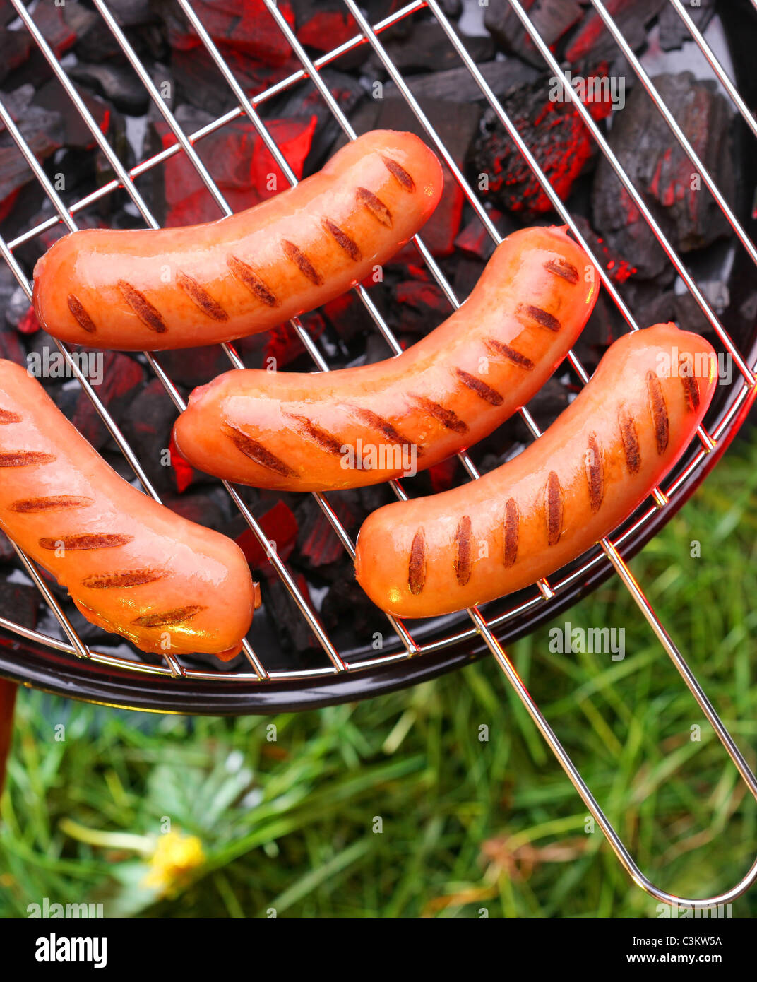 Heiße Würstchen auf dem Grill Stockfoto