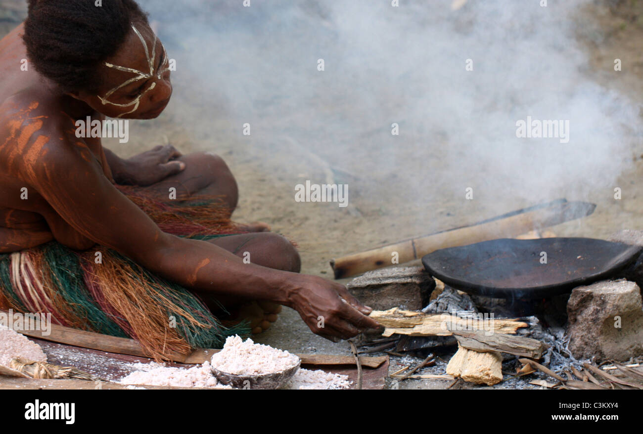 Kochen Sago in Papua-Neu-Guinea Stockfoto