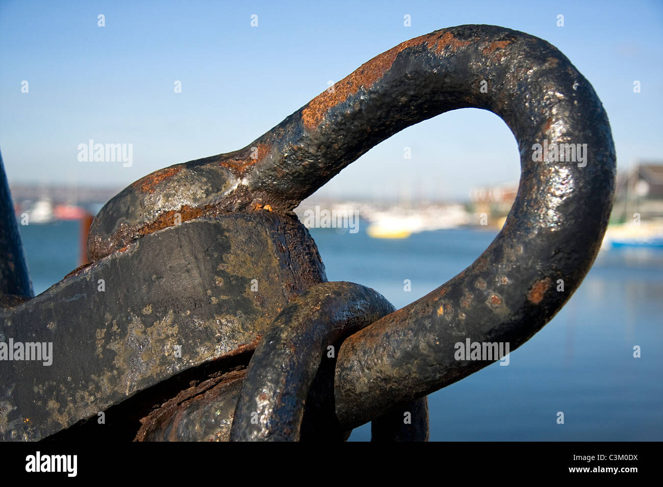 Blick durch die Öse des rostigen Anker im Hafen von unscharfen Stockfoto