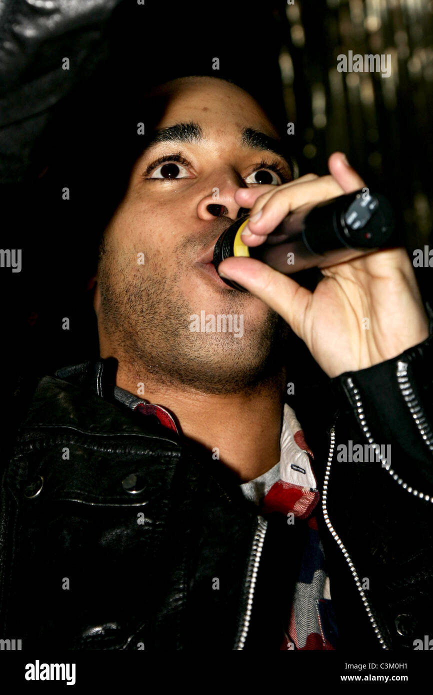 Danyl Johnson hält ein kostenloses Konzert in der Broad Street Mall in seiner Heimatstadt Reading, England - 15.12.09 Shaun Bailey / Stockfoto