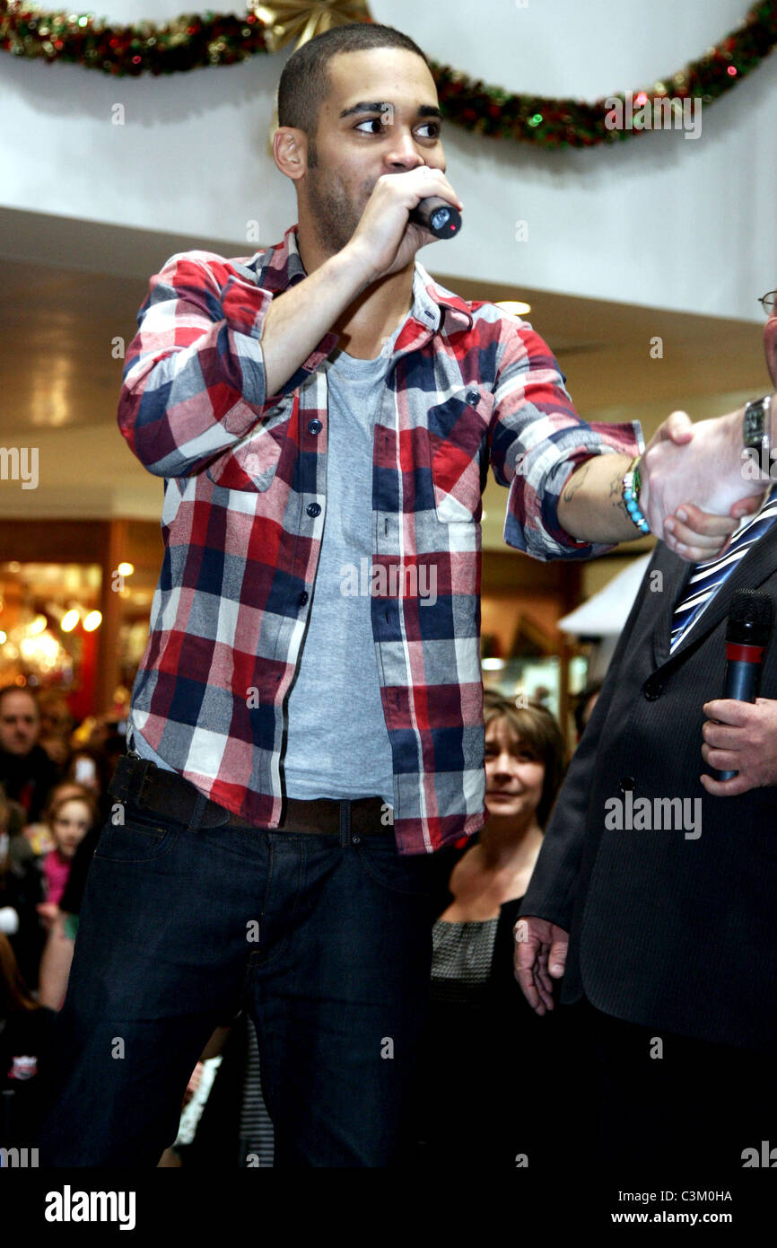 Danyl Johnson hält ein kostenloses Konzert in der Broad Street Mall in seiner Heimatstadt Reading, England - 15.12.09 Stockfoto