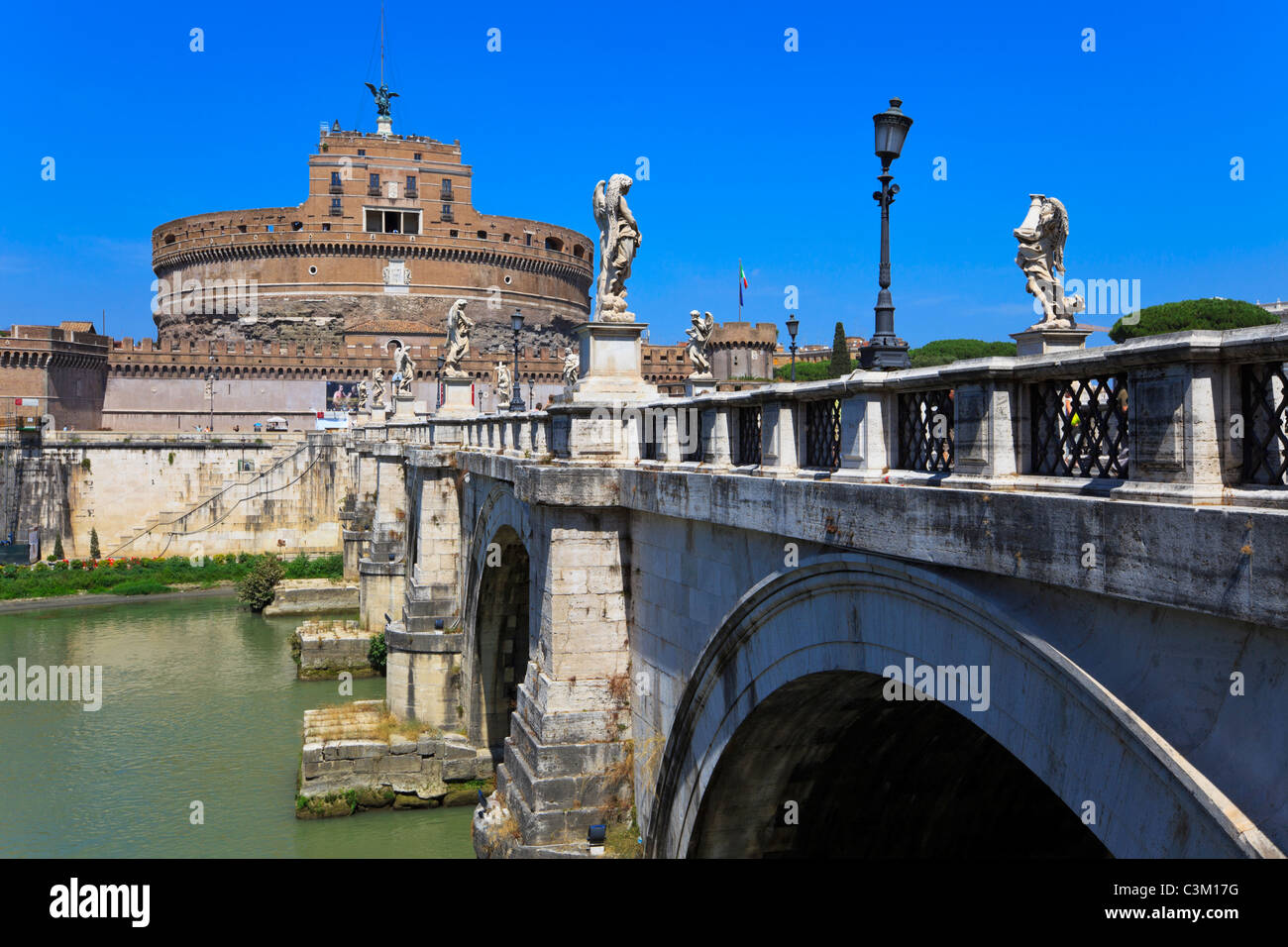 Blick auf berühmte Sant Angelo Castle und Brücke über den Fluss Tiber in Rom, Italien. Stockfoto