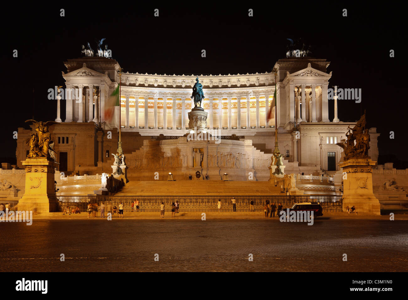 Denkmal von Victor Emmanuel II auf Venedig Platz in der Nacht. Rom. Italien. Stockfoto