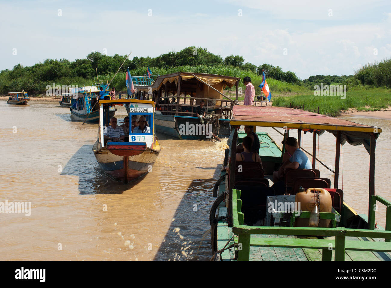 Boote, die Transport von Touristen am Tonle Sap See in der Nähe von Siem Reap Stockfoto