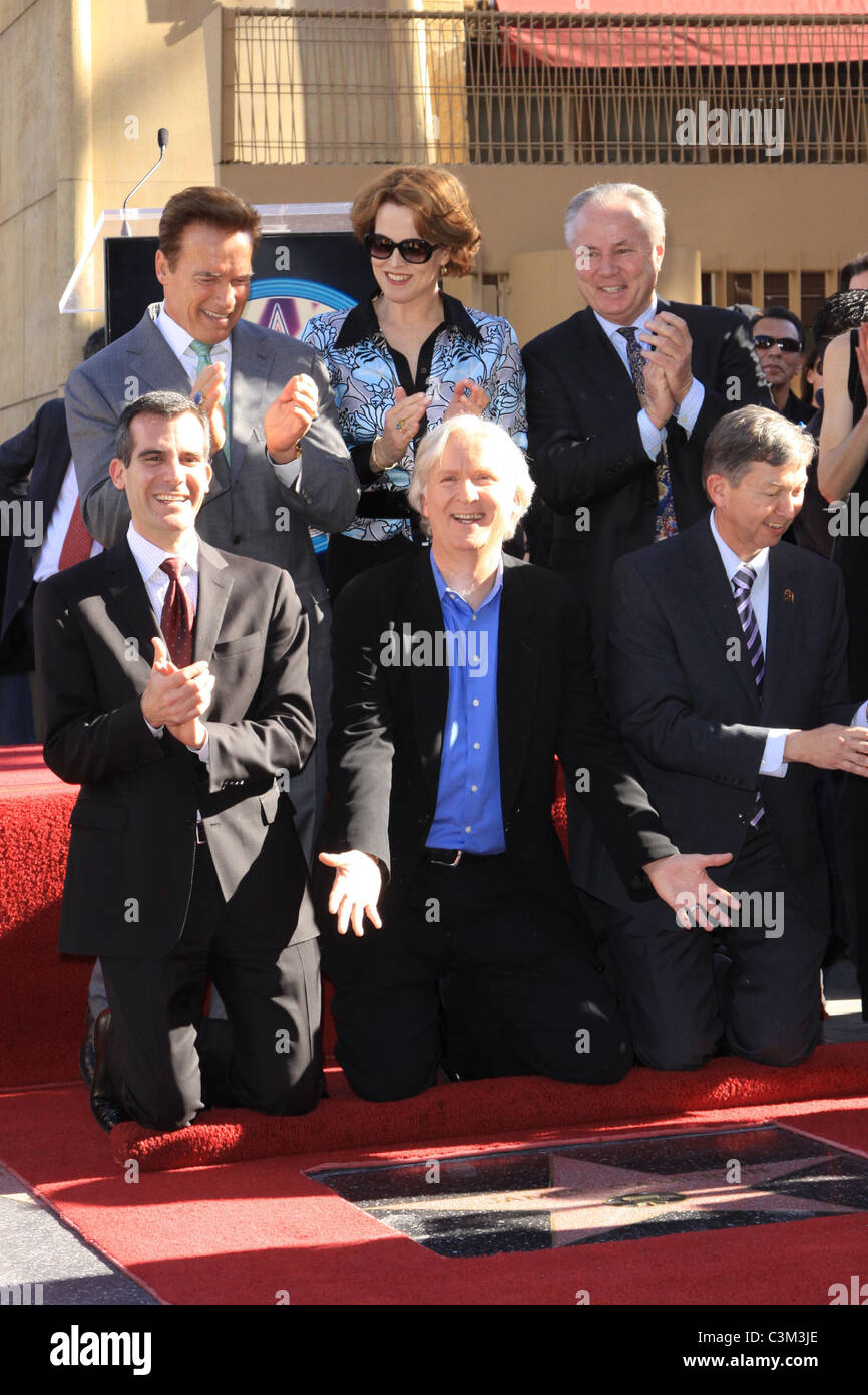 Sigourney Weaver, James Cameron, Arnold Schwarzenegger James Cameron geehrt mit dem 2,396th Stern auf dem Hollywood Walk of Stockfoto