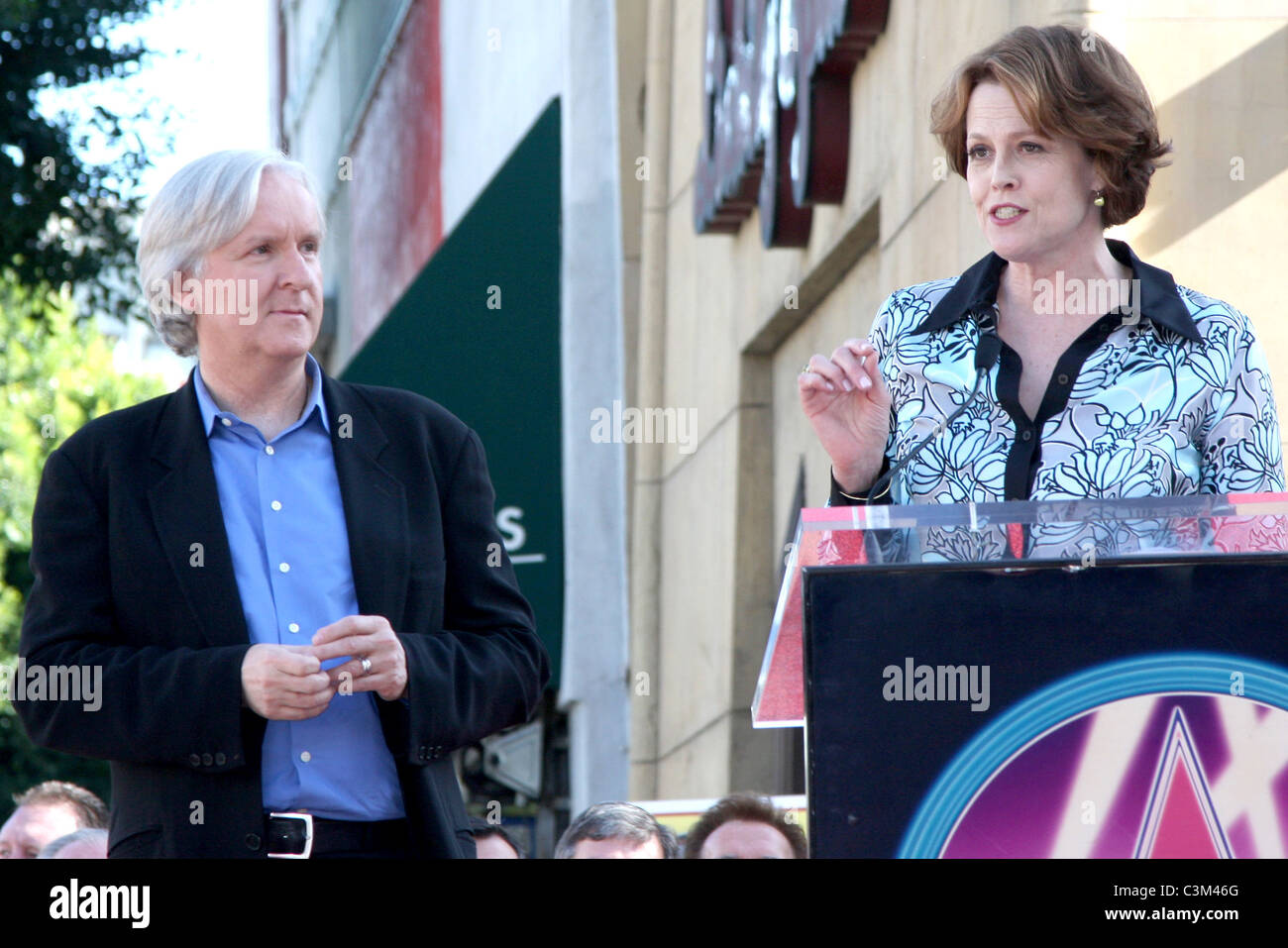 James Cameron und Sigourney Weaver James Cameron mit dem 2,396th Stern auf dem Hollywood Walk Fame Los Angeles geehrt, Stockfoto