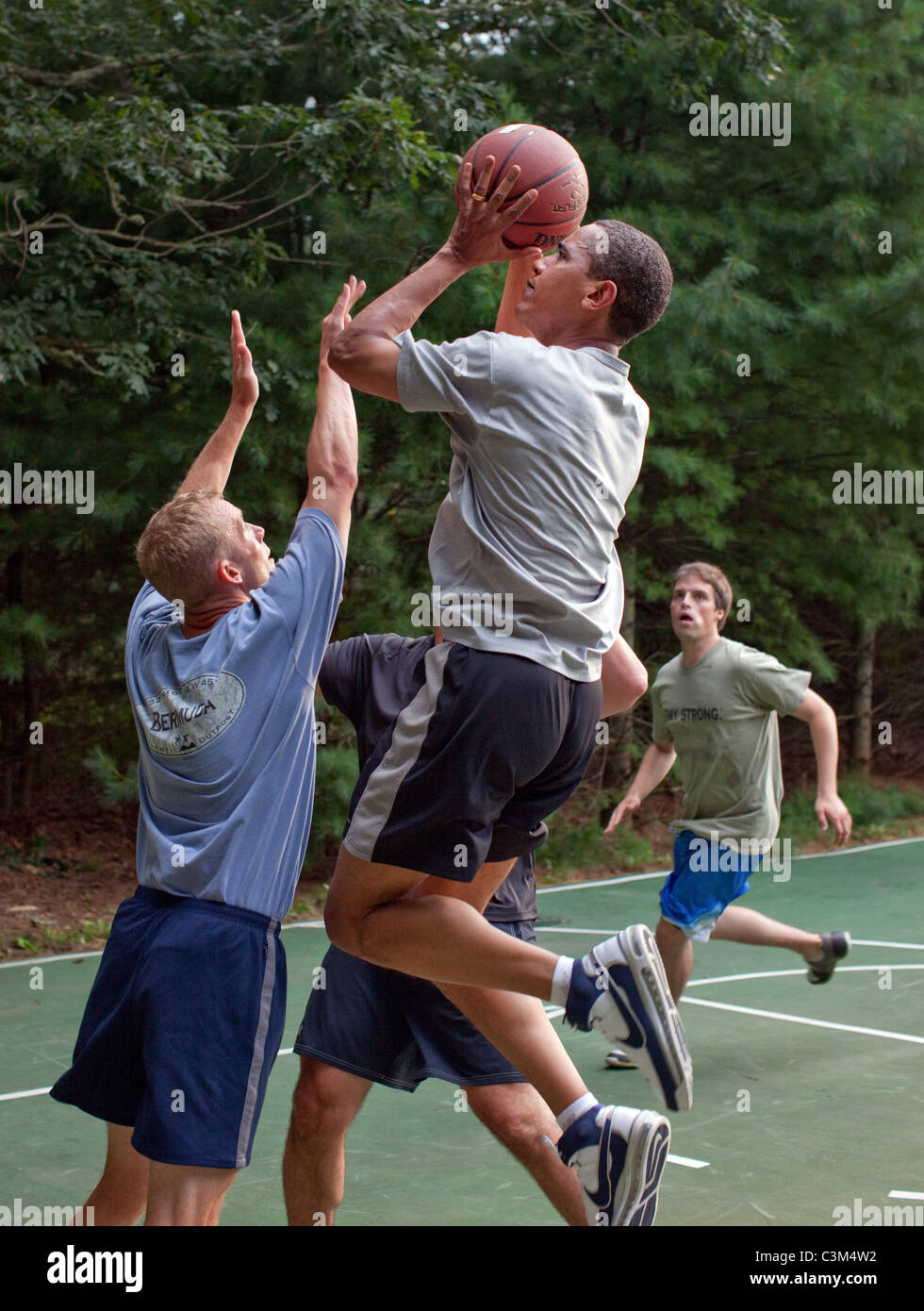 Präsident Barack Obama spielt Basketball mit weißen Haus Mitarbeiter während des Urlaubs. Martha's Vineyard, Massachusetts- Stockfoto