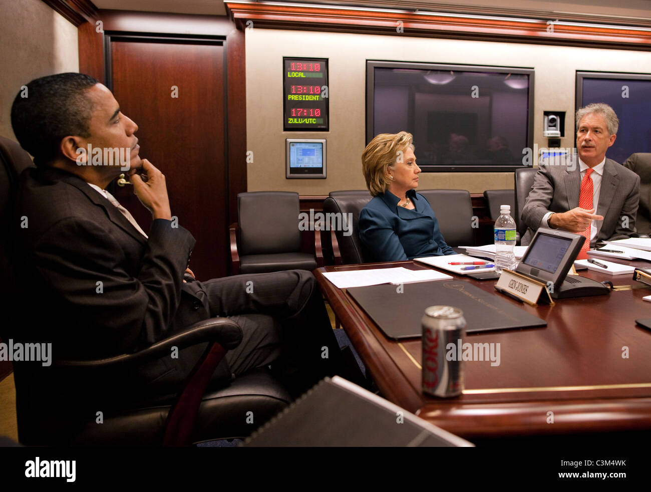 Präsident Barack Obama, Hilary Clinton und Staatssekretär des Staates Bill Burns treffen sich in der Situation Room vor Burns Stockfoto